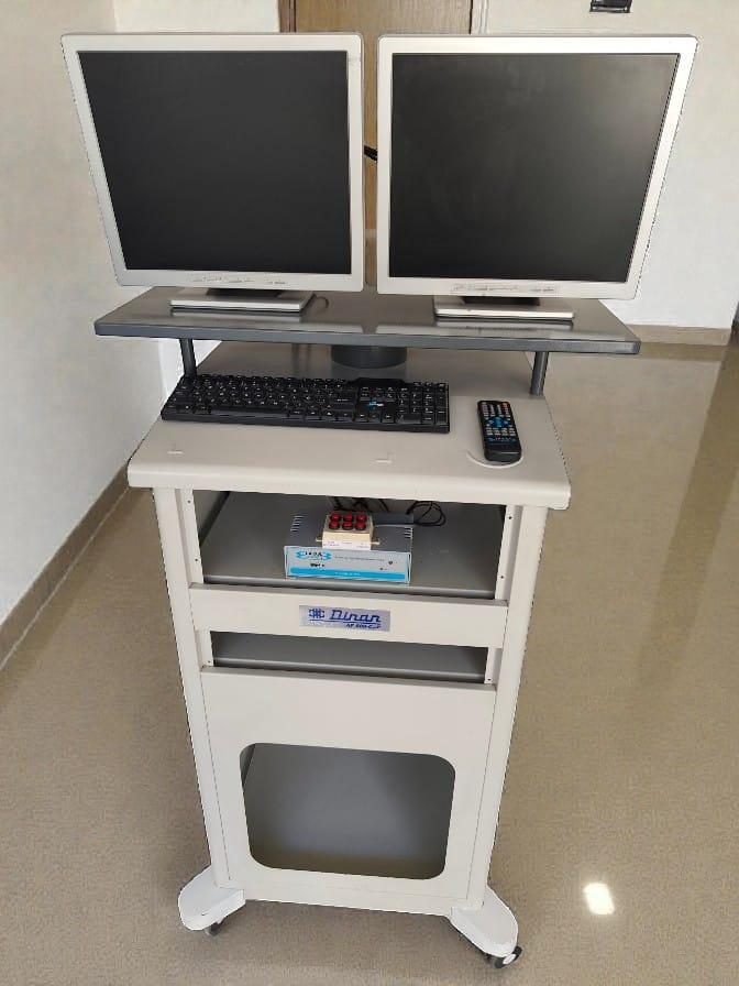 Equipo con carro de monitores en sala